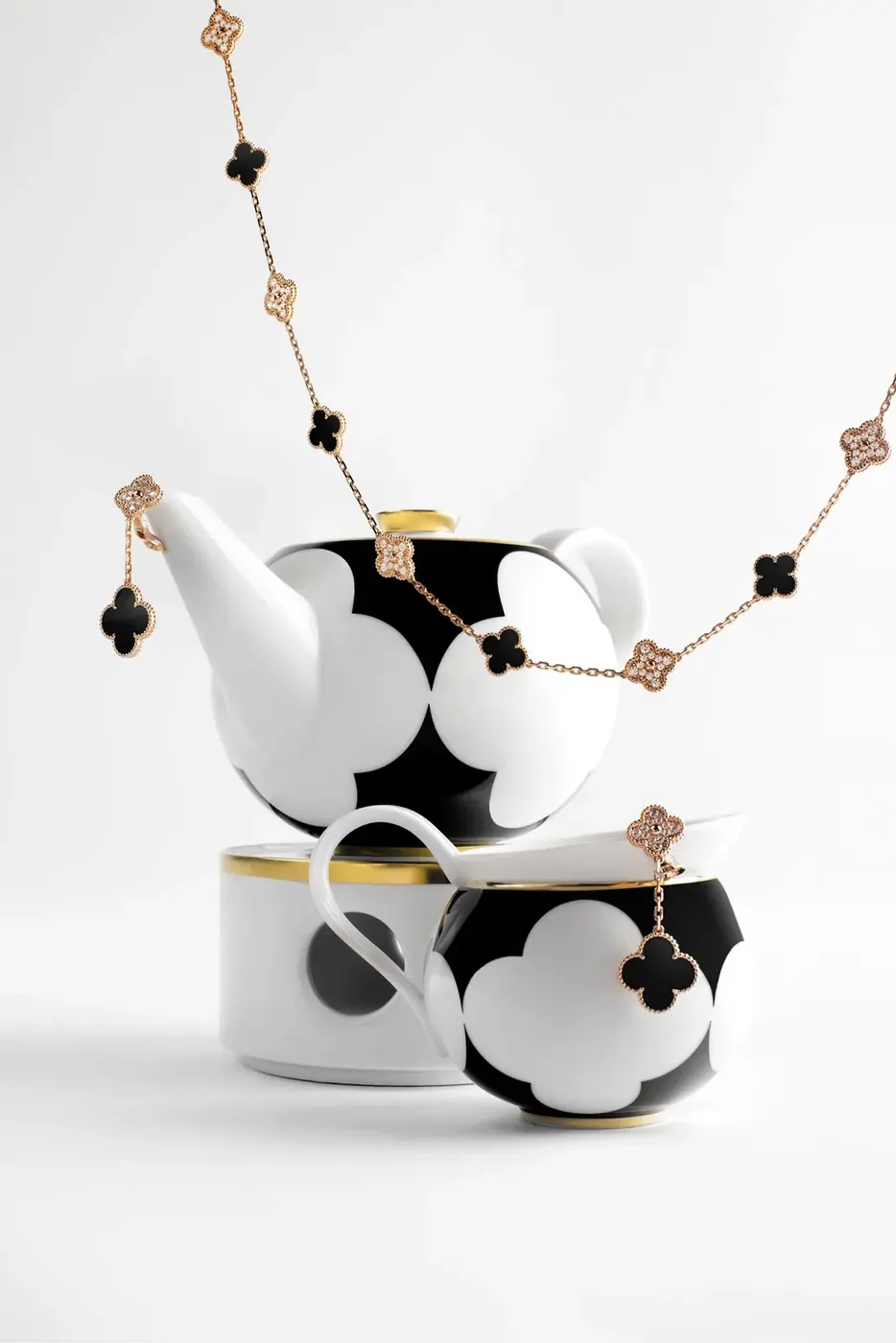 Williams et Oliver — porcelain and jewelry still life